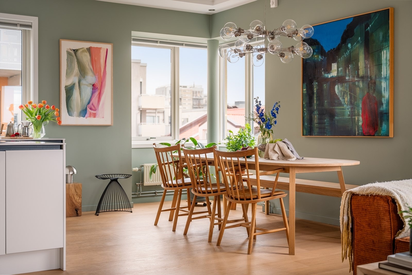 Spisestuen finner sin naturlige plass i hjørnet. Vindushjørnet gir god oversikt og utsikt til området utenfor. Galleribilde