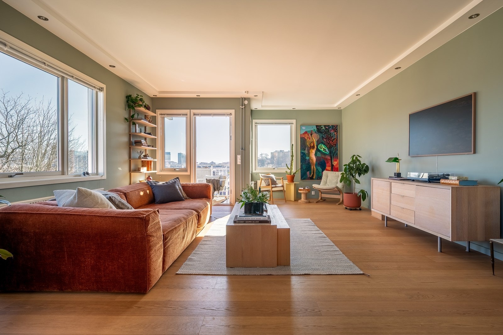 Glatte, moderne overflater møter moderne innredning på en smakfull måte. Den praktiske planløsningen gir god plass til større møbler uten at det føles trangt. Galleribilde