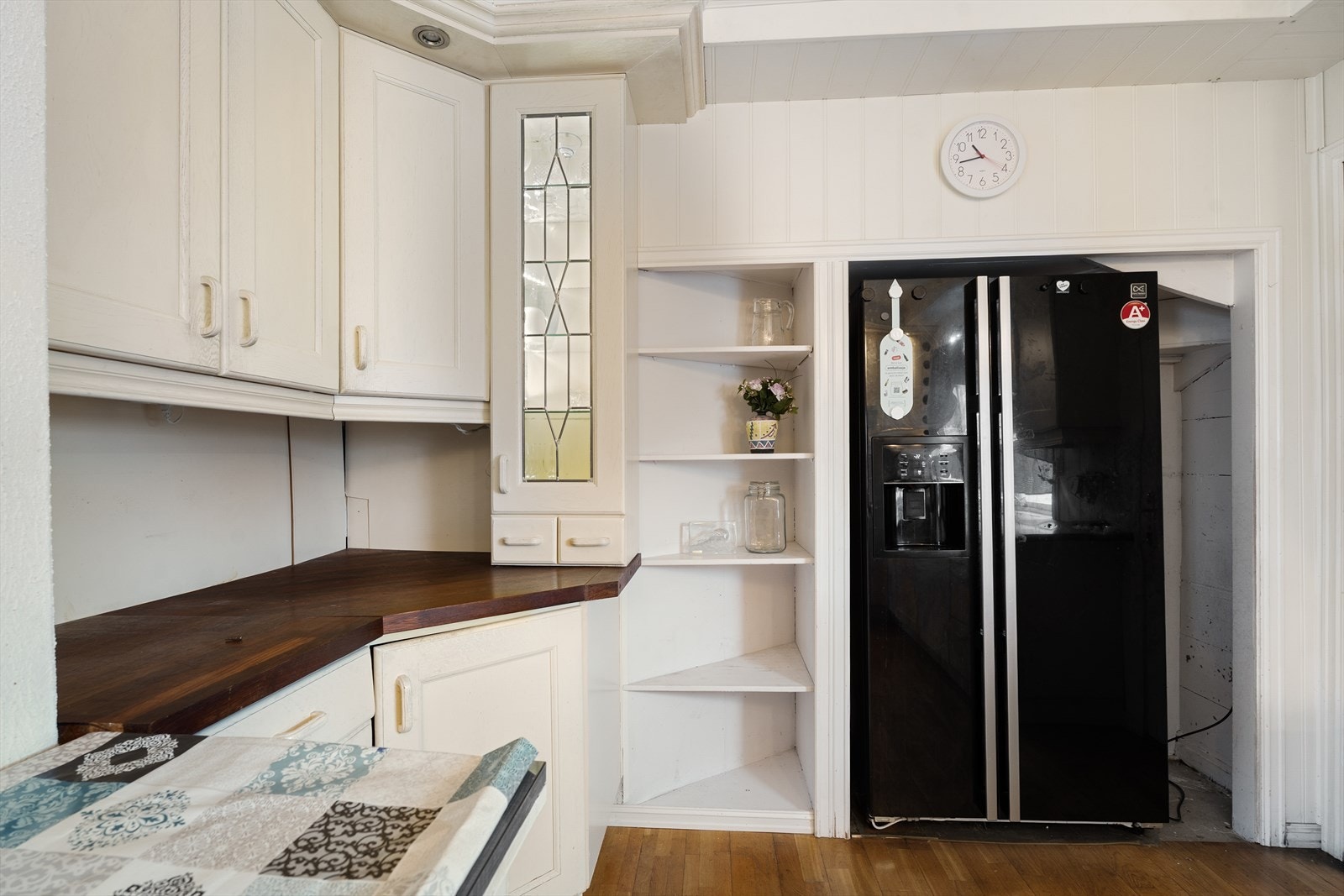 Kjøkkenet er utstyrt med integrert stekeovn og platetopp, samt frittstående oppvaskmaskin og kjøl/fryseskap Galleribilde