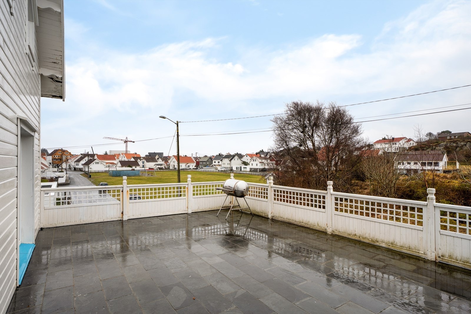 Over garasjen er det en stor terrasse med gode solforhold - her ligger alt til rette for å kunne nyte fine og varme dager sammen med venner og familie Galleribilde