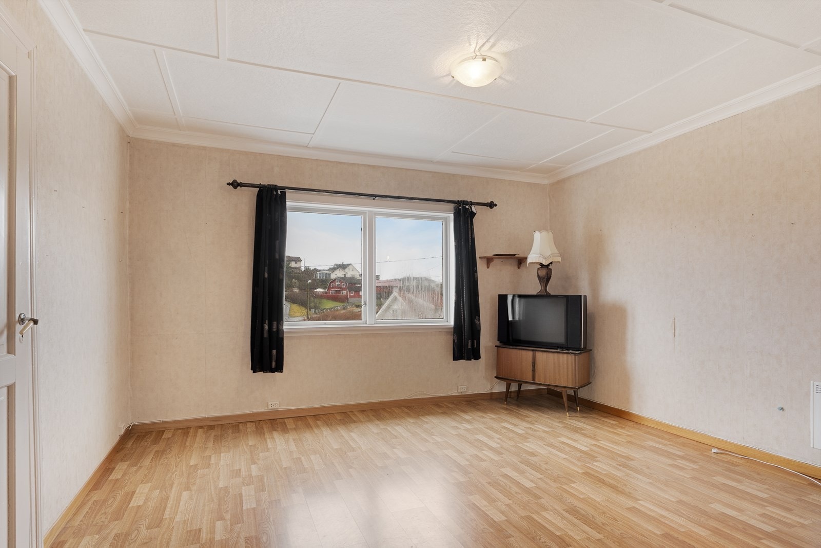 Stuen er lys og romslig med plass til både sofagruppe og tv-møvlement Galleribilde