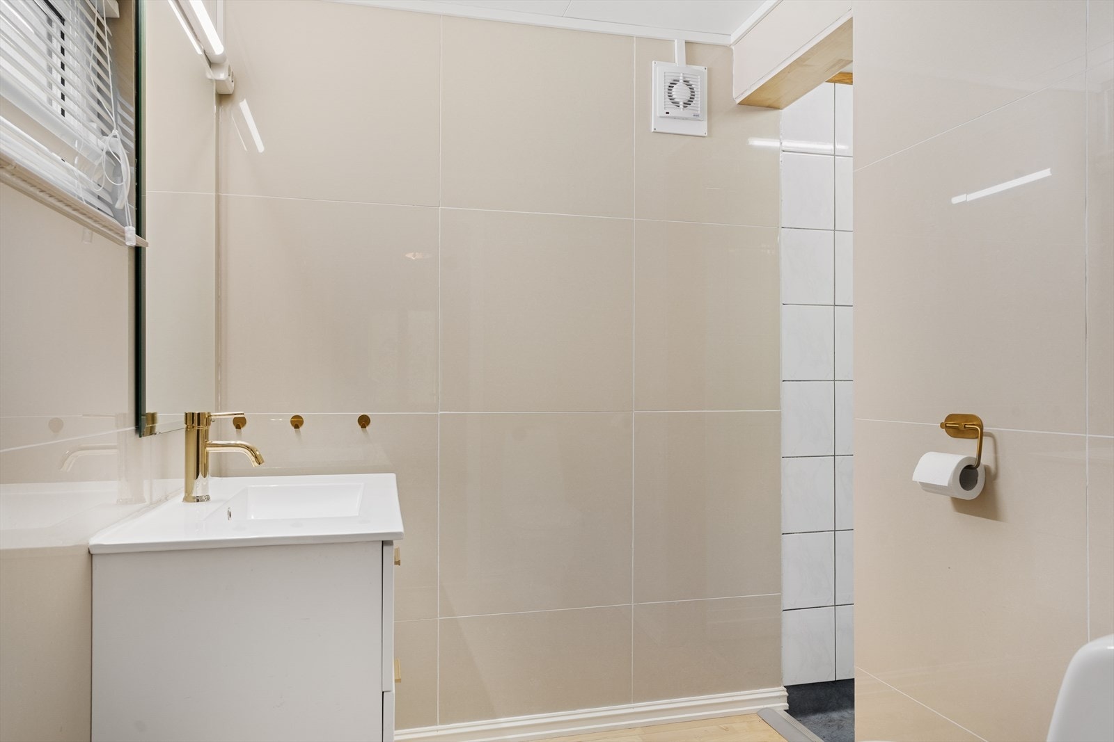 Bad/vaskerom i 1. etasje med vinylbelegg og laminat på gulvet, fliser på veggene og takplater i himlingen Galleribilde