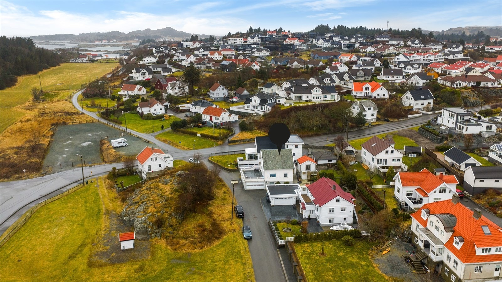 Herfra er det gangavstand til alt som byen kan tilby, blant annet lekepark/balløkke, barnehage, barne- og ungdomsskole, idrettsanlegg, golfbane, sandstrand, idylliske gamlebyen og sentrum med dens fasiliteter Galleribilde