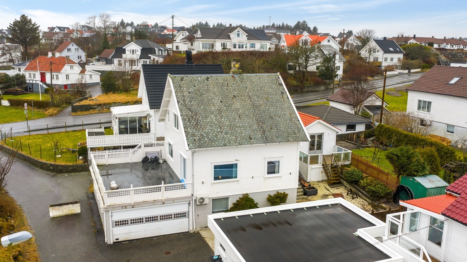 Boligen har i dag en enklere standard, og det må påregnes oppgraderinger og renovering - her har du en gyllen mulighet til å skape din drømmebolig! Galleribilde