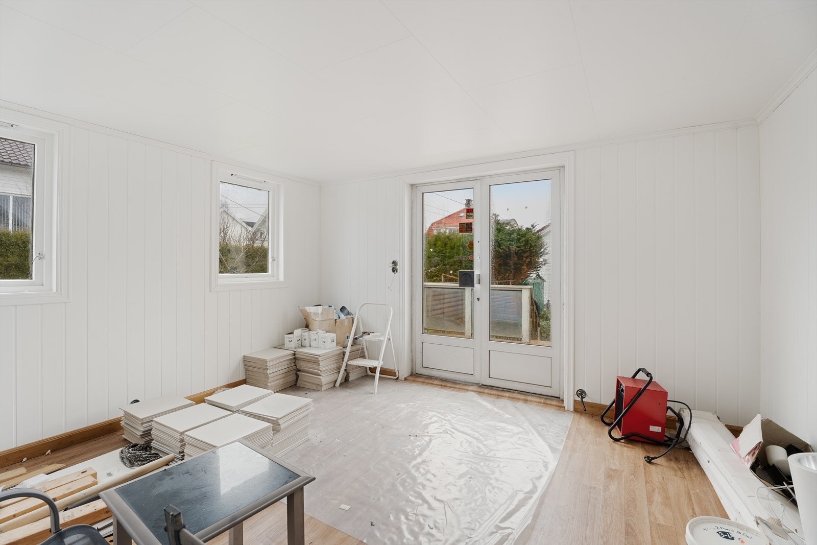 Den romslige hagestuen har belegg på gulvet, mdf-plater på veggene og takplater i himlingen Galleribilde