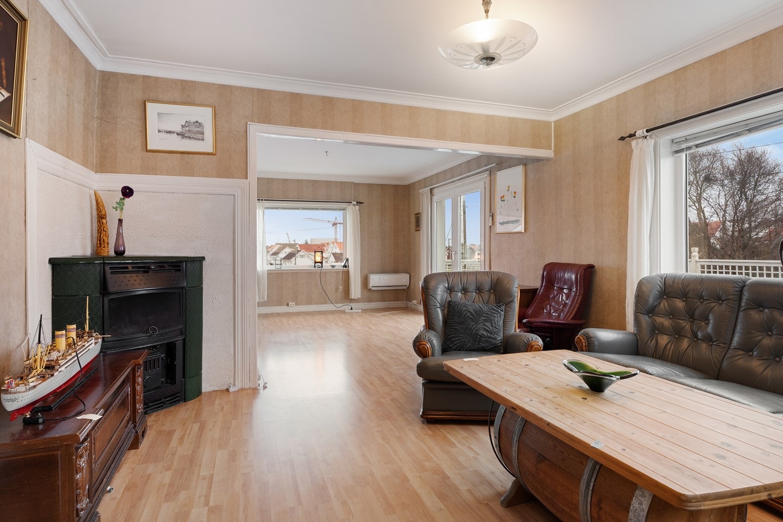 De store vinduene sørger for masse naturlig dagslys Galleribilde