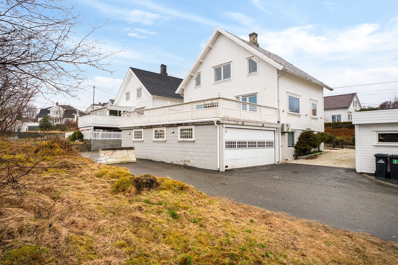 Hålandsdalen 15 er en eldre enebolig over tre plan med stor garasje og frittliggende hagestue Galleribilde