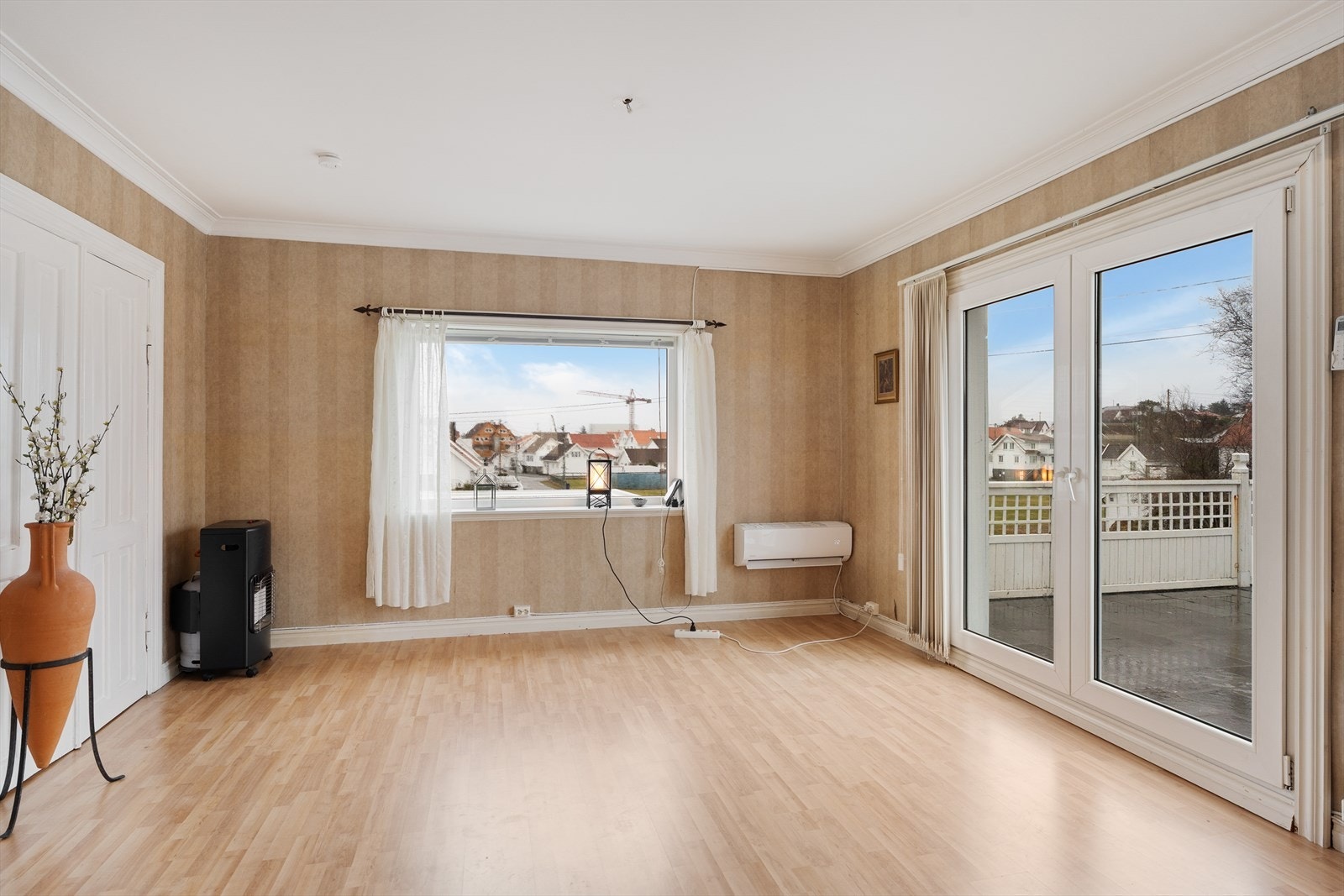 I stuen er det montert både varmepumpe og to vedovner Galleribilde