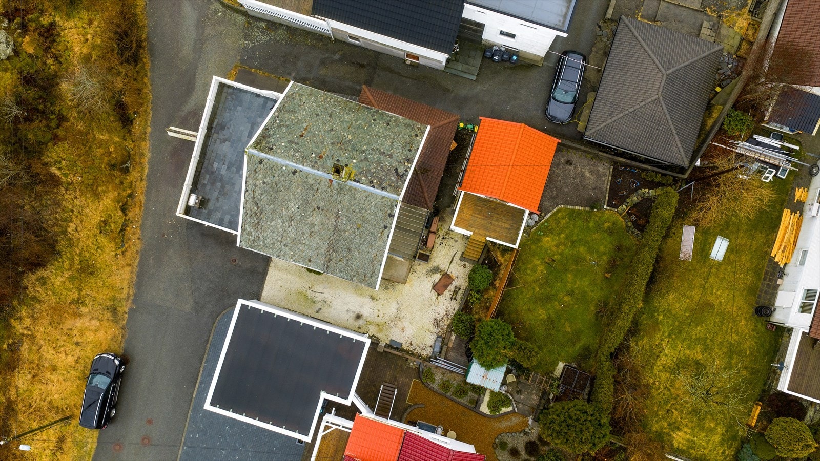 Eiendommen har en lettstelt tomt med asfaltert og gruset gårdsplass Galleribilde