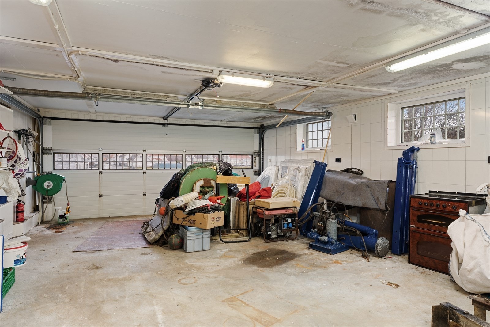 I garasjen er det god plass til både bil og lagring Galleribilde