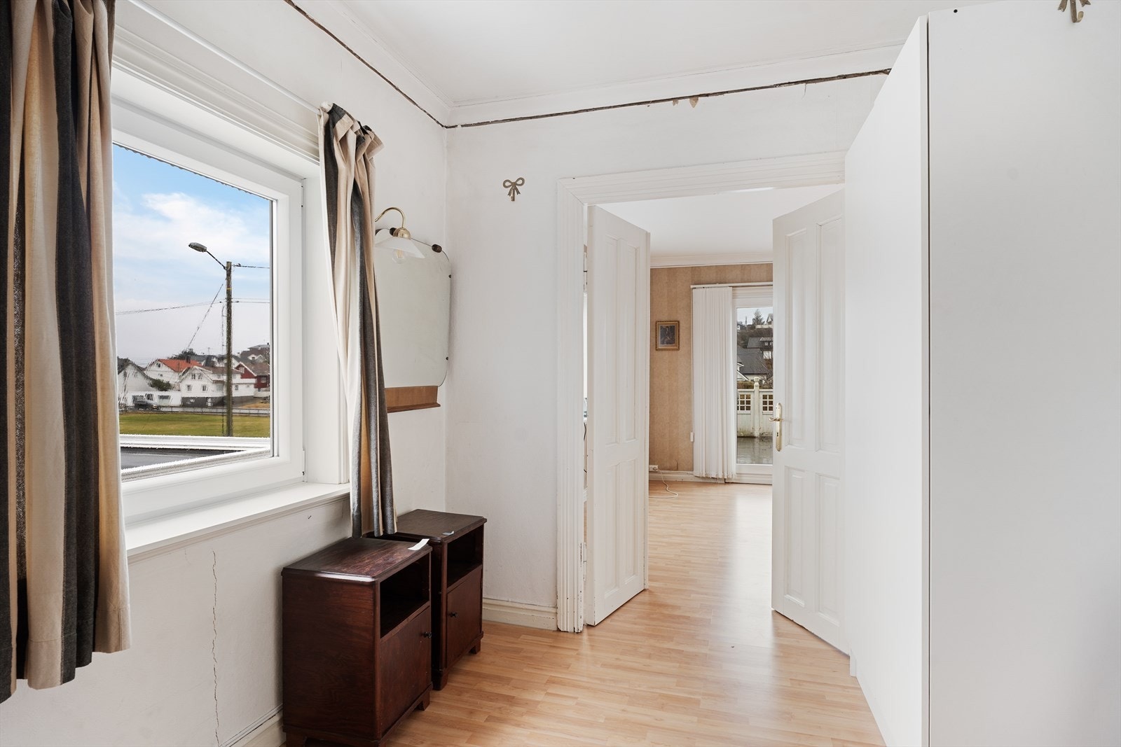 Boligen har totalt tre soverom - ett soverom i 1. etasje og to soverom i loftsetasjen Galleribilde