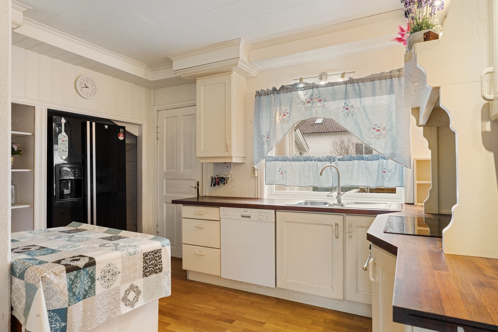 Lyst kjøkken i 1. etasje med god skap-og benkeplass Galleribilde