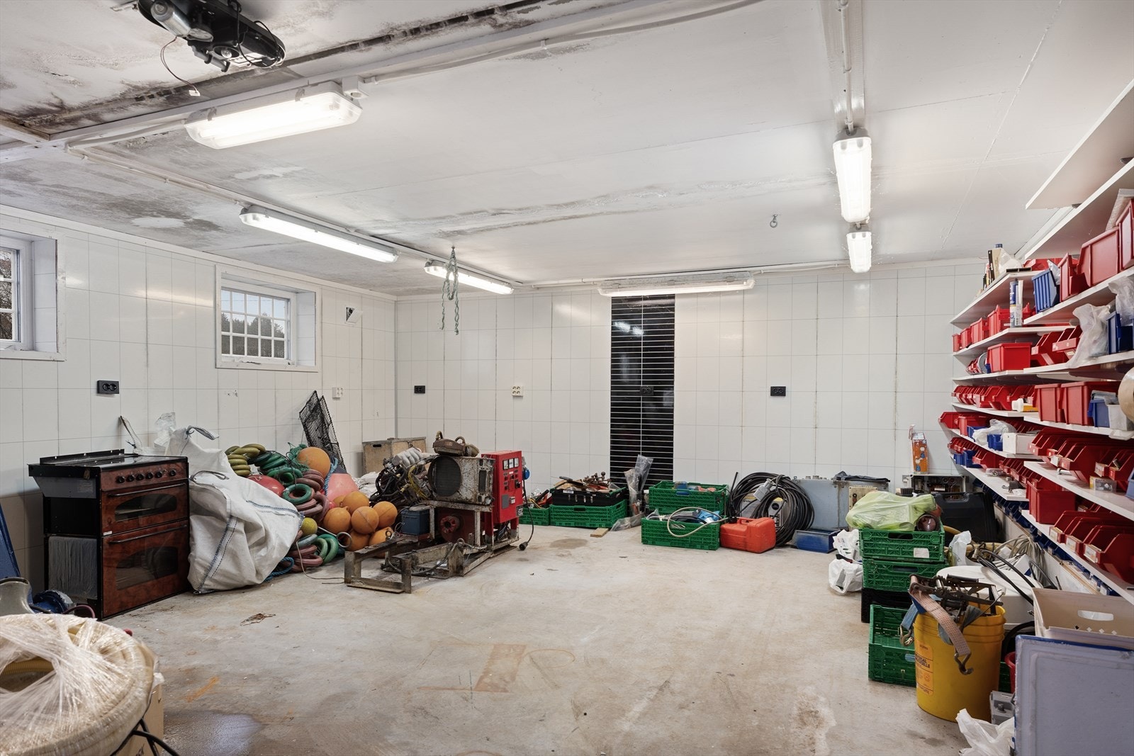 Boligen har også en stor garasje i tilknytning til boligen Galleribilde