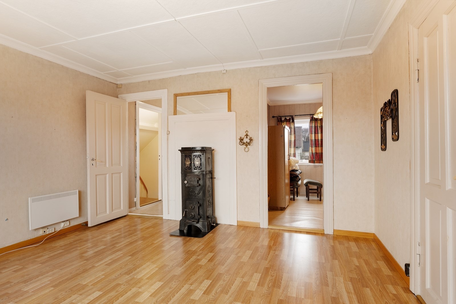 I boligens loftsetasje finner du gang, stue, kjøkken, to soverom og bad Galleribilde