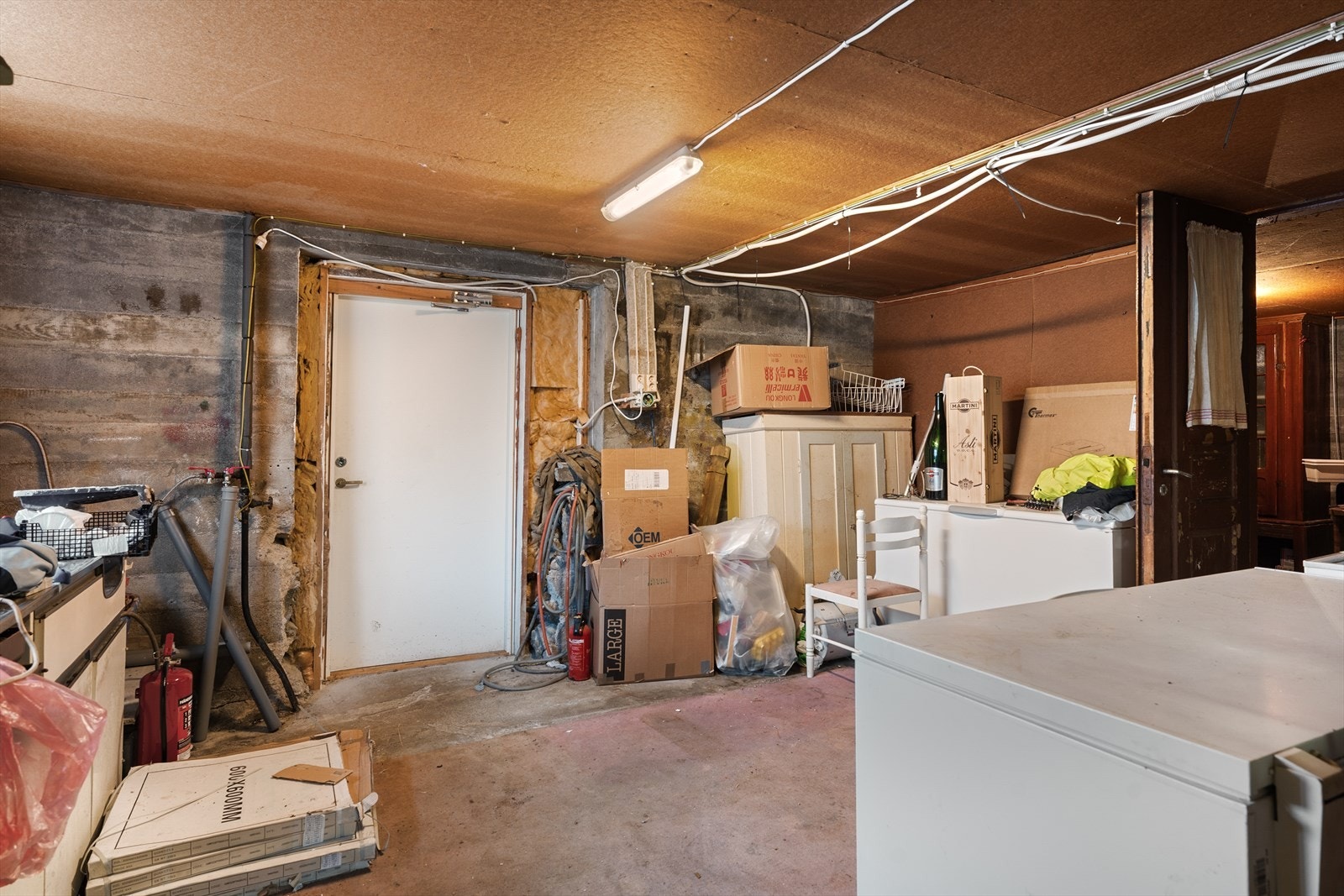 Fra garasjen er det adkomst til grovkjeller med masse lagringsplass Galleribilde