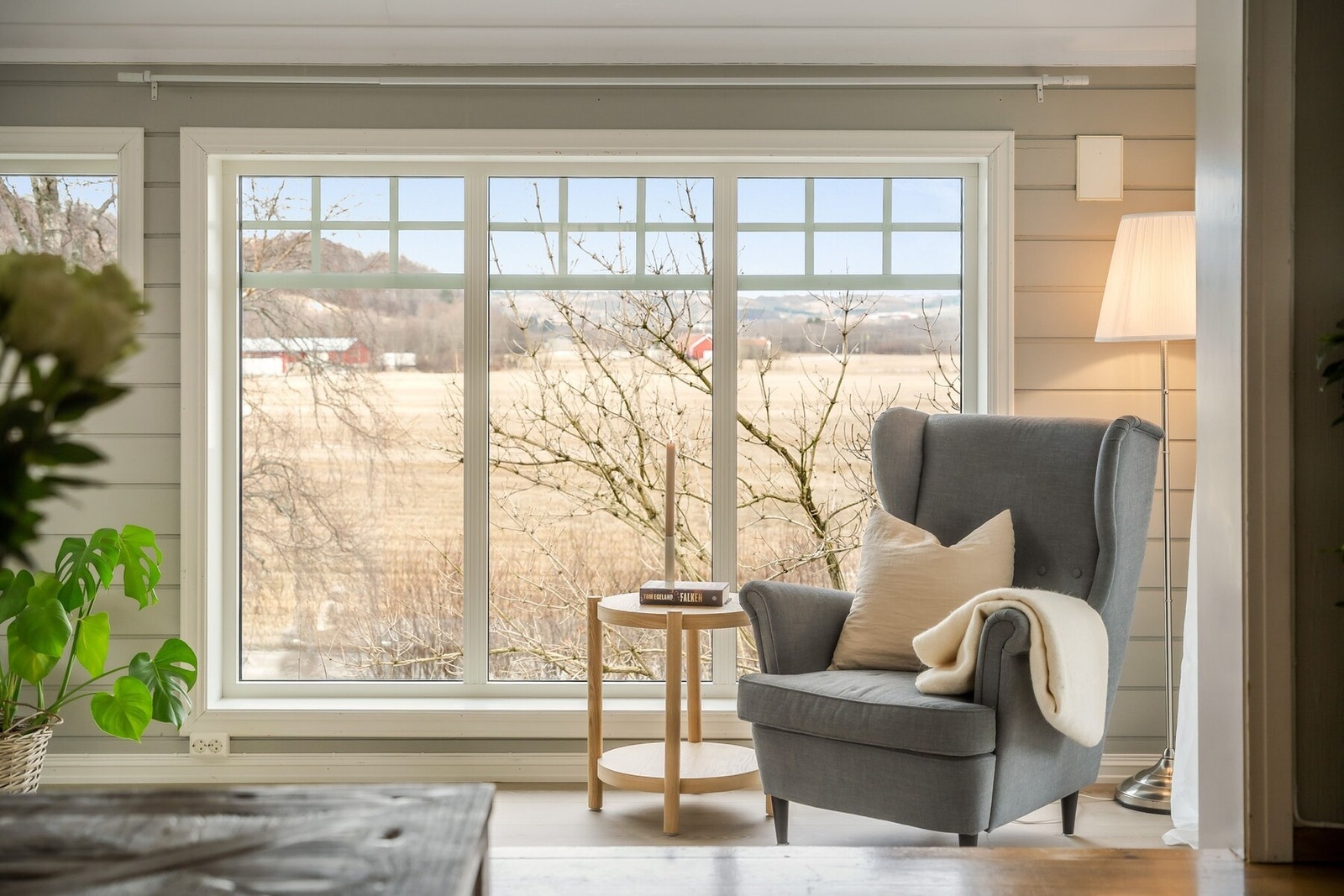 Fra dette koselige hjørnet med fantastisk utsikt, har man sin egen lille plass med oversikt over resten av boligen. Galleribilde