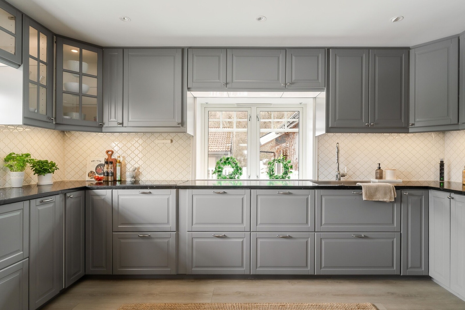 Romslig kjøkken på 14,8 m² med stor oppvaskkum og rikelig med benkeplass. Galleribilde