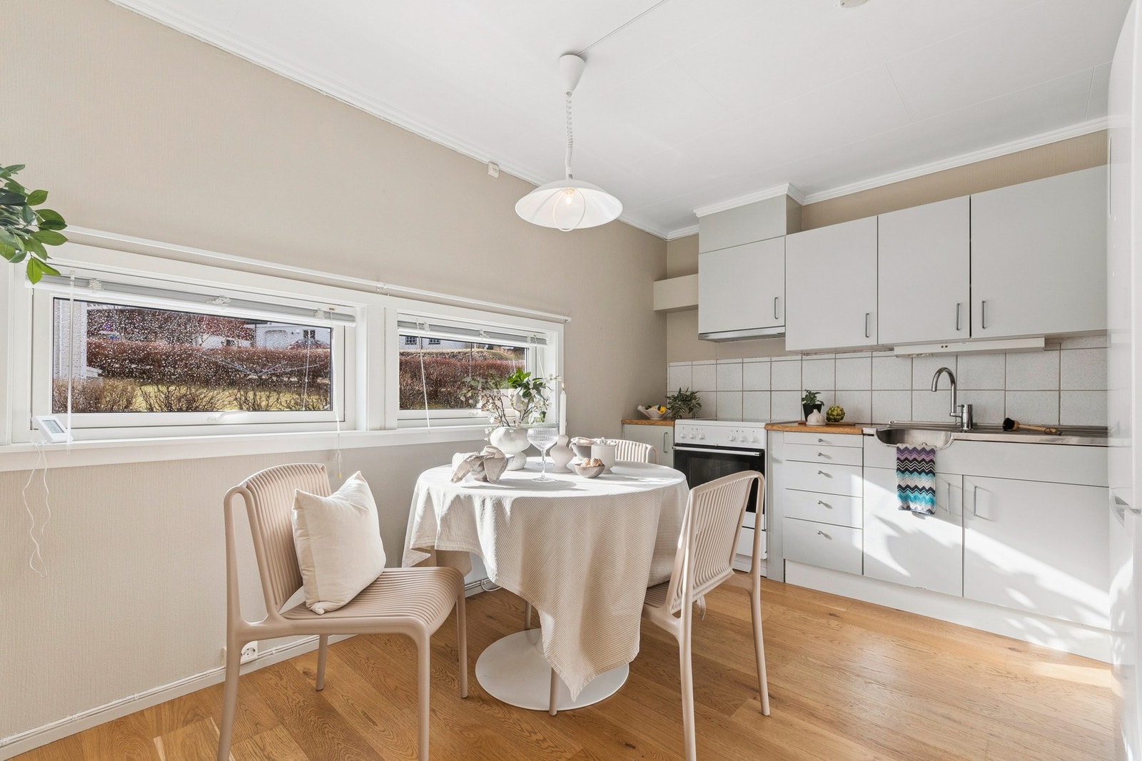 Kjøkkenet har innredning med glatte fronter og benkeplate i laminat. Galleribilde