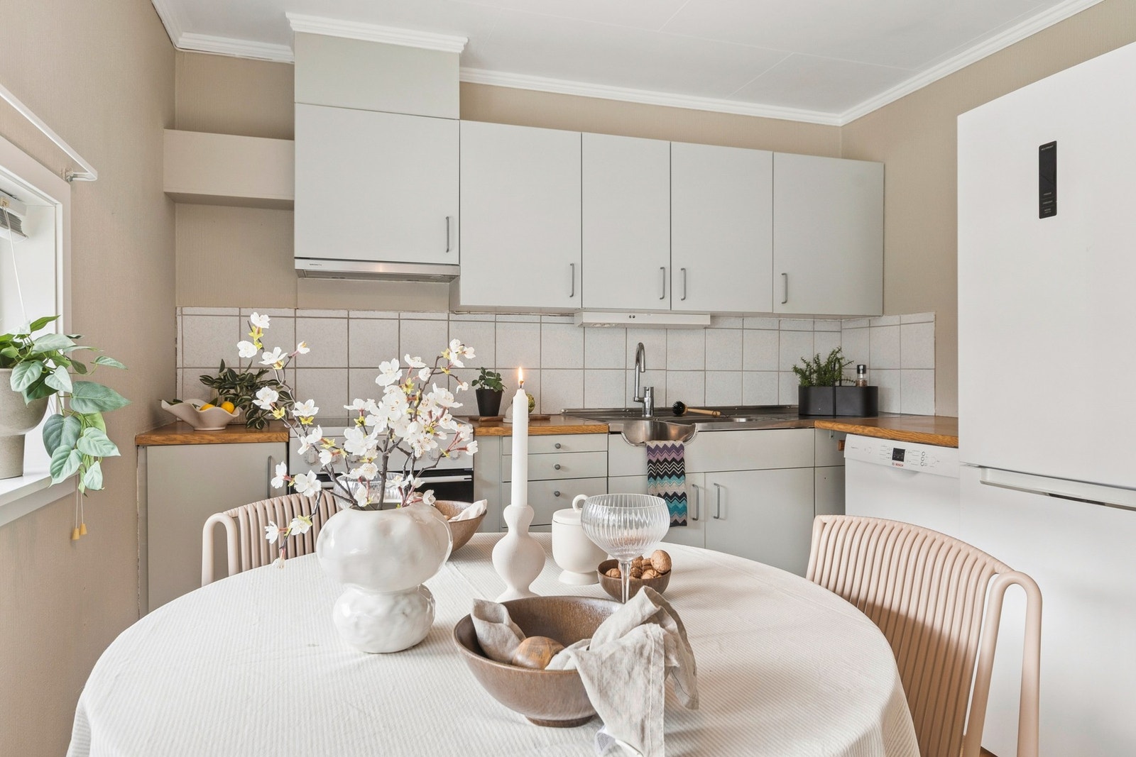 Det er frittstående hvitevarer samt opplegg for oppvaskmaskin. Galleribilde