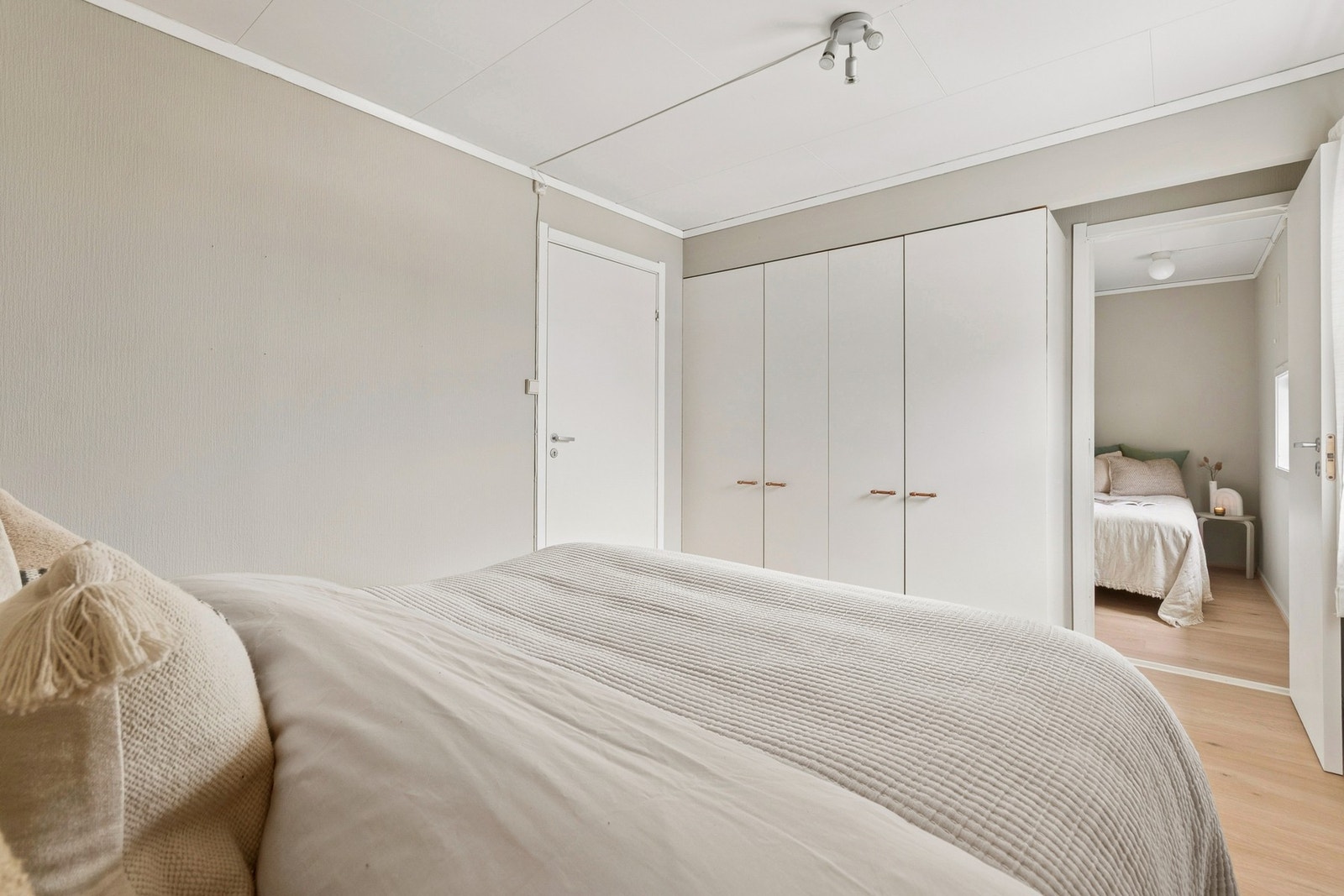 Direkte adkomst fra soverommet til en praktisk bod. Galleribilde