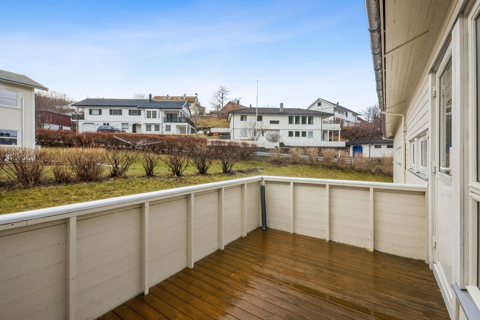 Utgang fra stua til en romslig og sørvendt balkong på ca. 8 m² med svært gode solforhold. Galleribilde