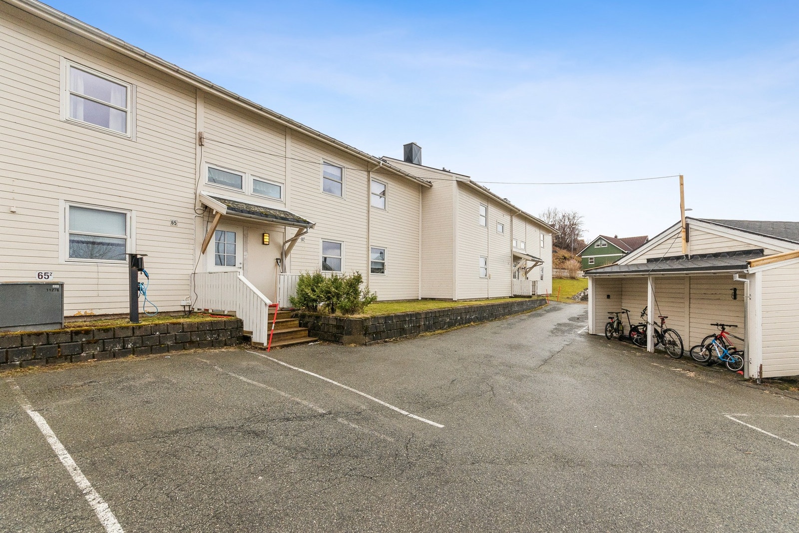 Parkering på asfaltert biloppstillingsplass i front av boligen. Galleribilde