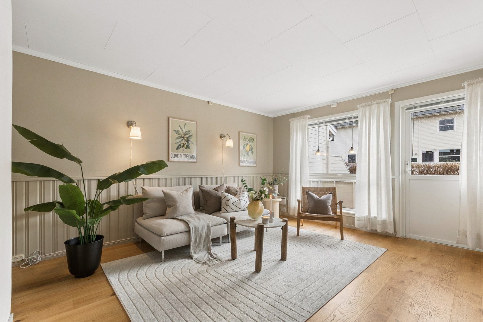 Lys og åpen stue/kjøkken løsning, med store vindusflater som gir rikelig med naturlig lysinnslipp. Galleribilde