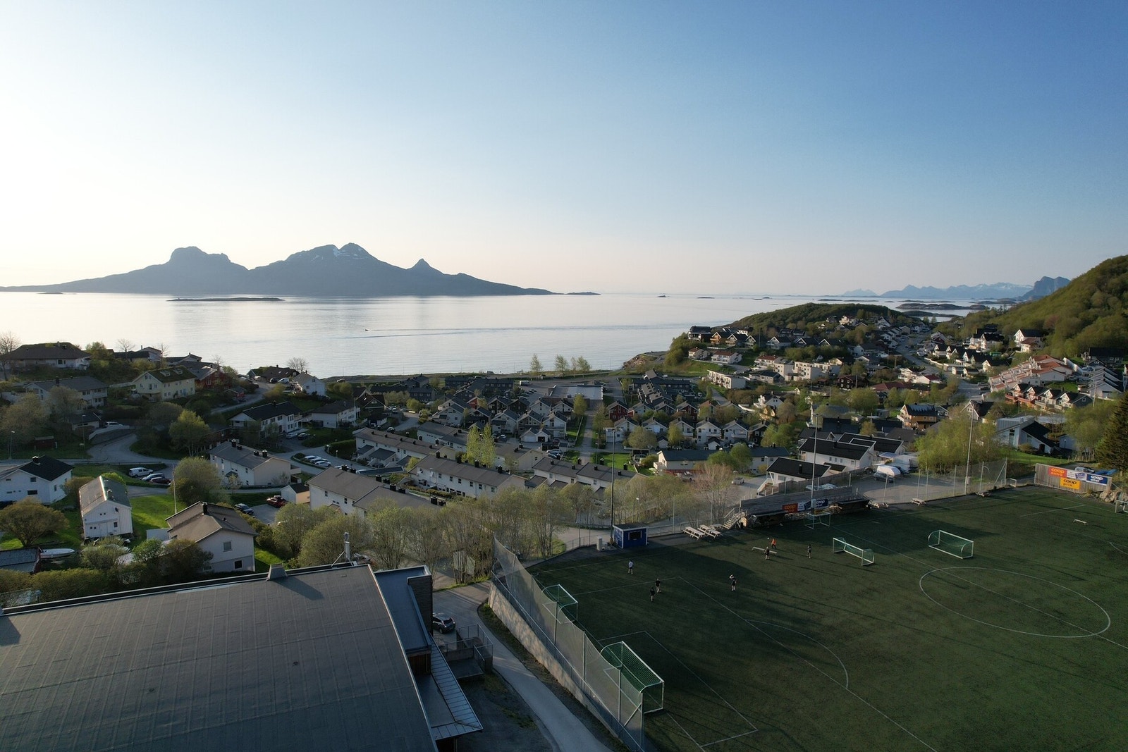 Idrettshall og fotballbane bare noen steinkast fra eiendommen. Galleribilde