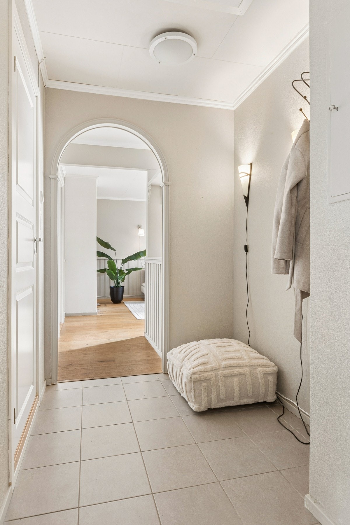 Romslig entré med plass til kommode, jakkeoppheng og skohylle. Galleribilde