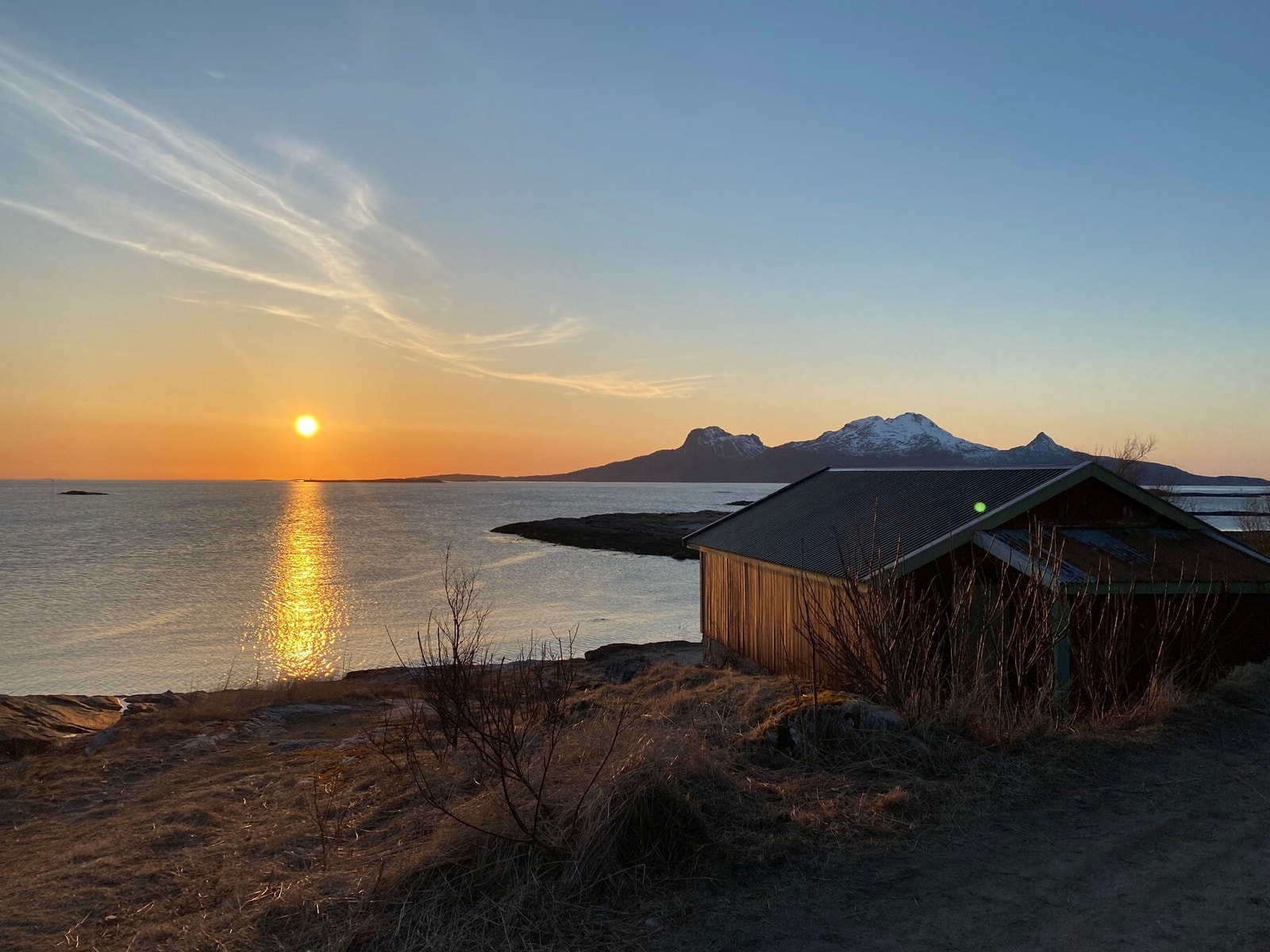 Stien mot Auvika og Geitvågen er helt nydelig - du kan gå fra leiligheten og ut til Geitvågen langs stier ved havet. Galleribilde