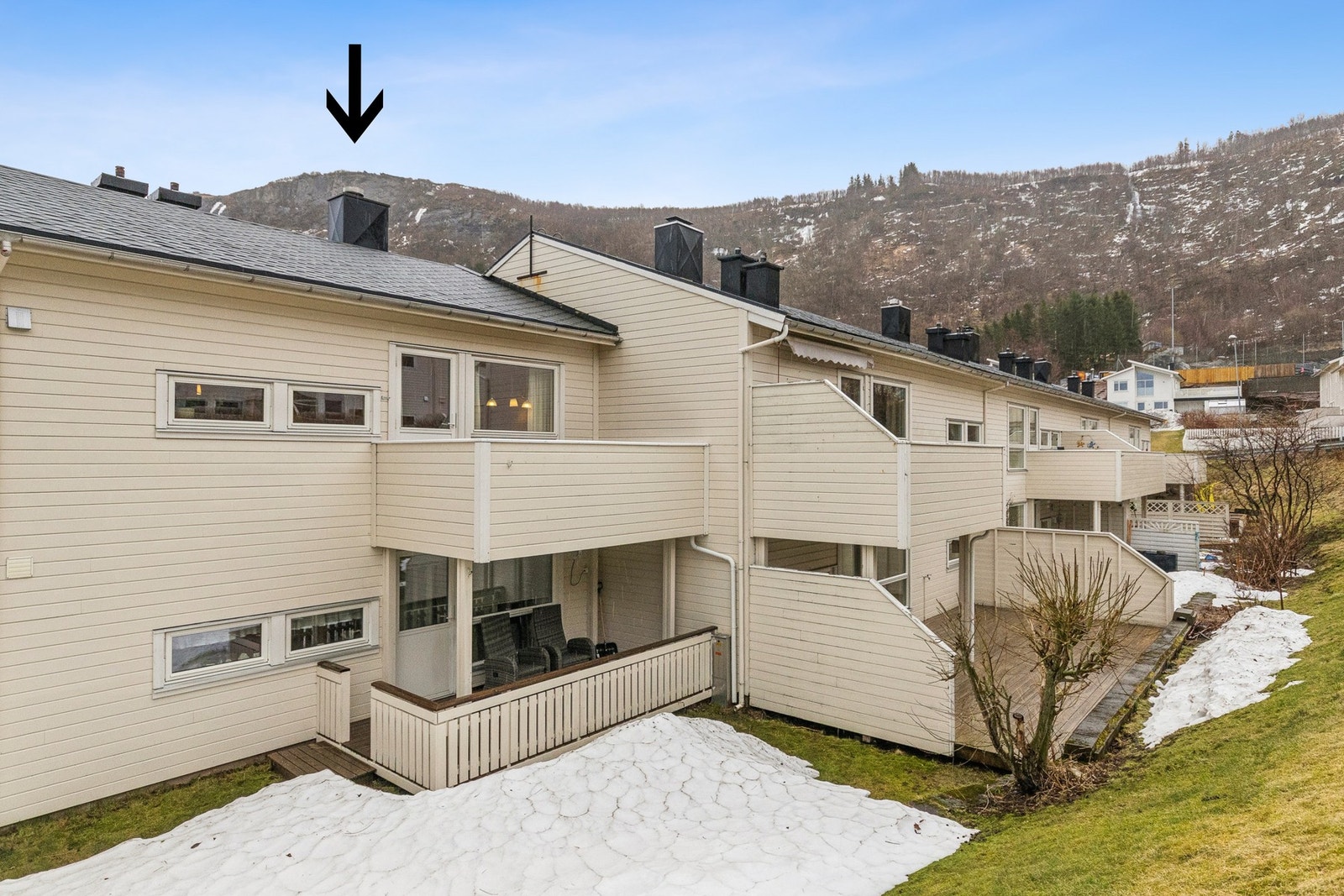 Boligen ligger i byggets 2.etasje i rolige og naturskjønne omgivelser, med flotte tur- og friluftsområder i umiddelbar nærhet. Galleribilde