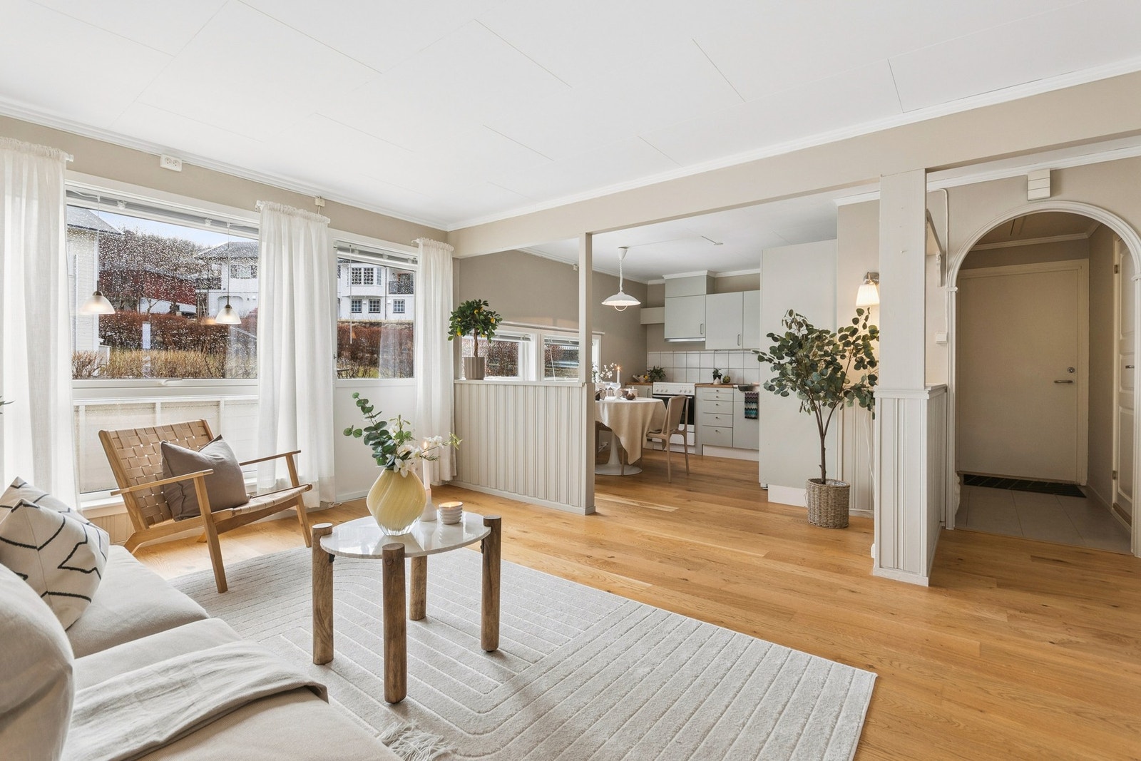 Her er det god plass til både sitte- og spisegruppe, der den åpne løsningen skaper en god romfølelse. Galleribilde