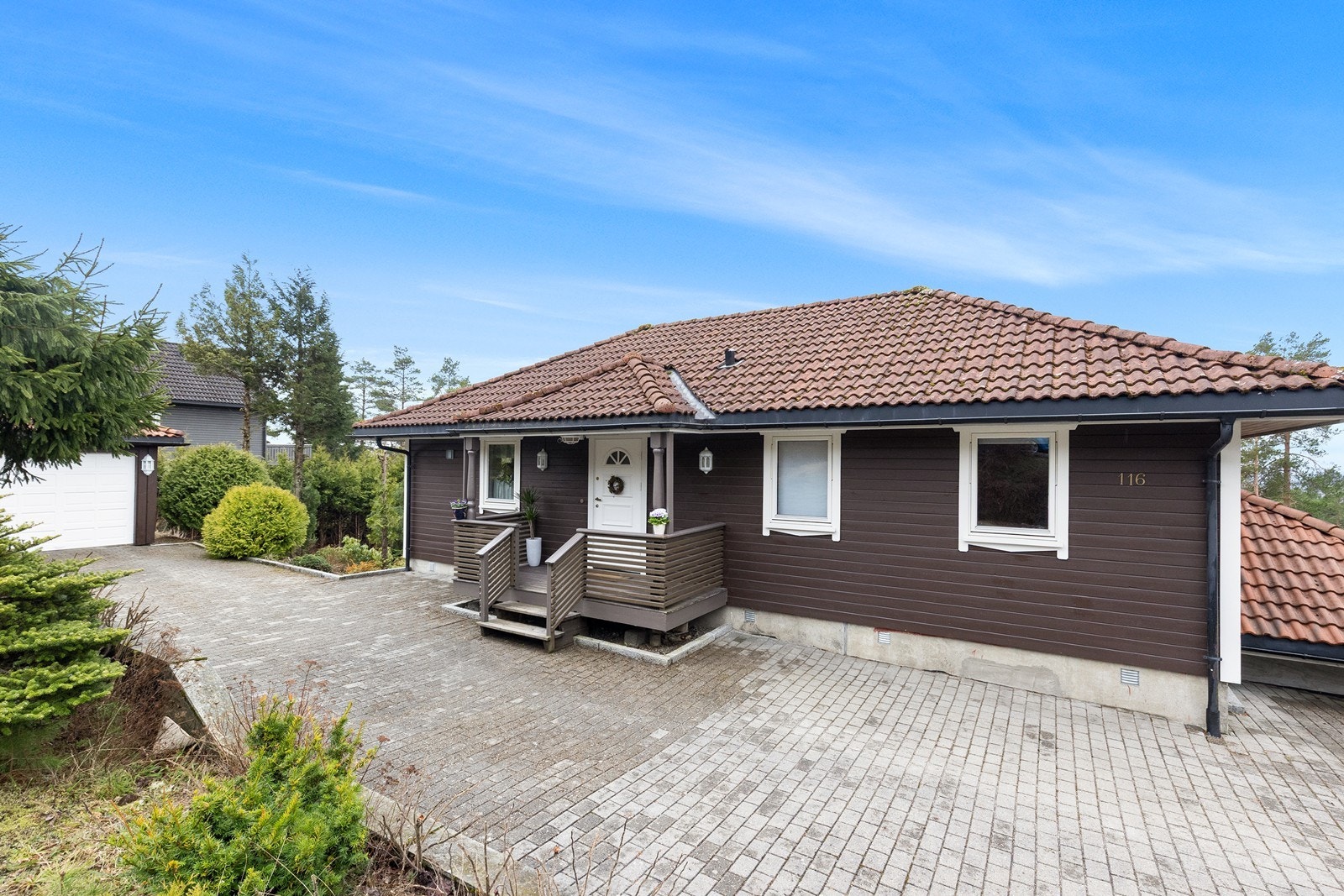 Inngangspartiet er belagt med belegningsstein, som gir enkel adkomst til boligen. Galleribilde