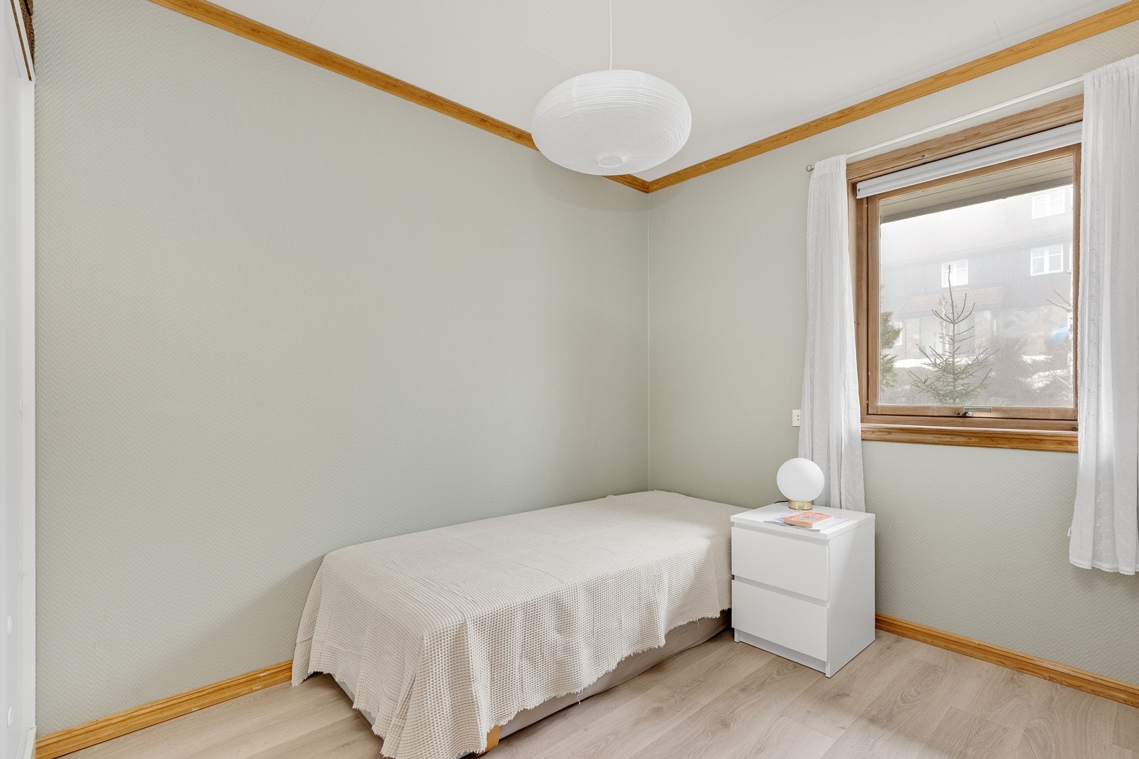 Parkettgulv og malte vegger gir et enkelt og vedlikeholdsvennlig soverom. Galleribilde