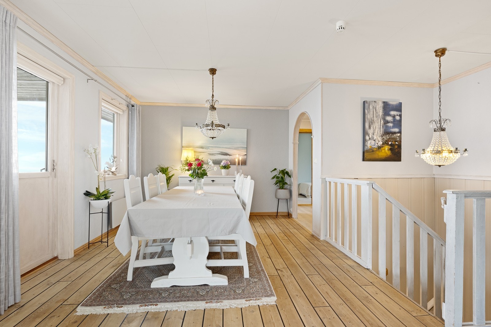 Rommet har furu skipsgulv og direkte utgang til veranda. Galleribilde