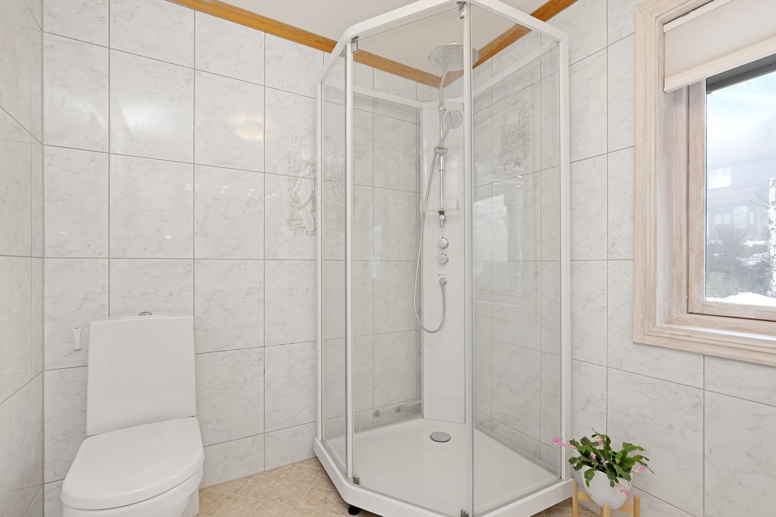 Flislagte vegger og gulv gir et solid og vedlikeholdsvennlig bademiljø. Galleribilde