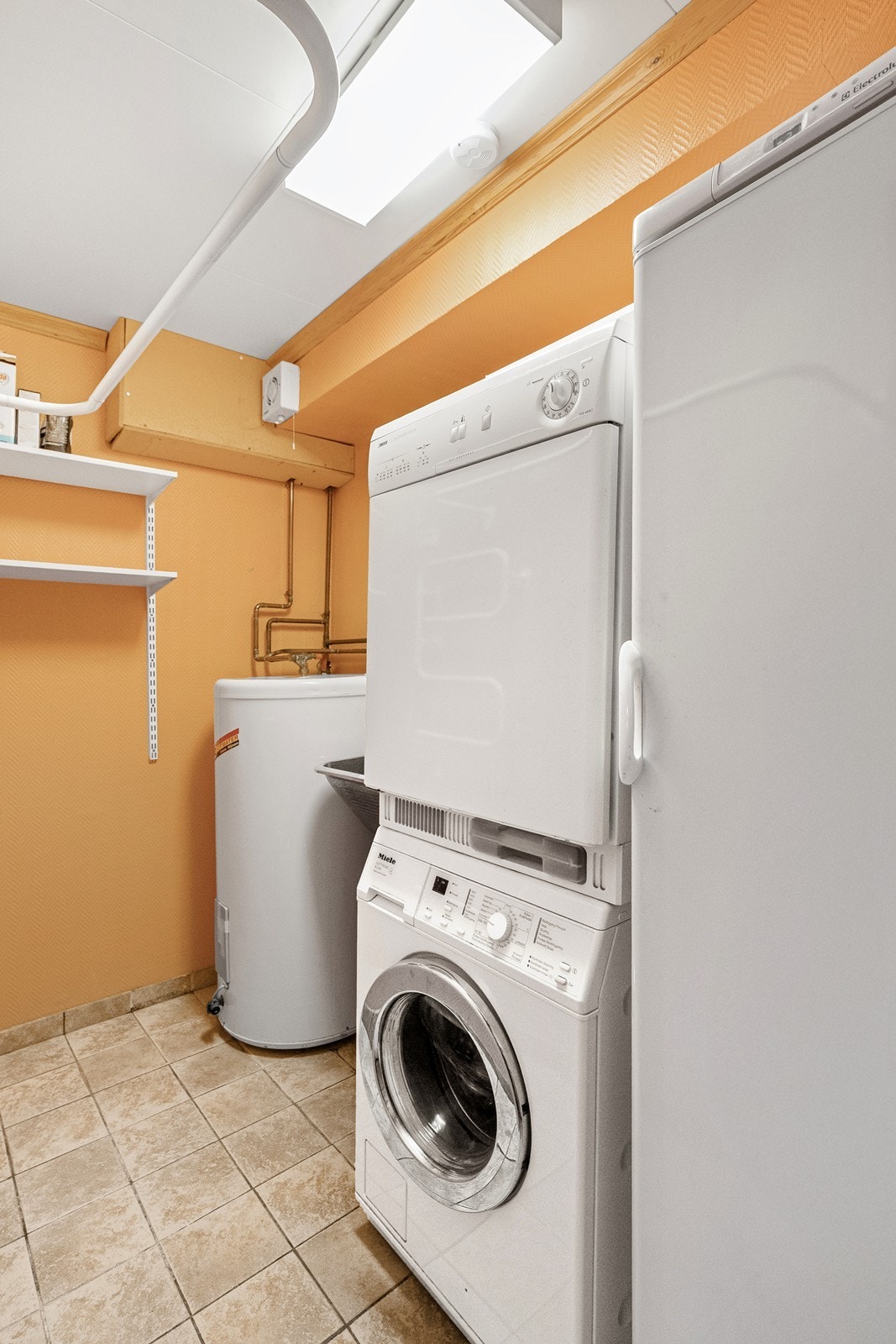 Vaskerommet i underetasjen har flislagt gulv og malte veggplater, samt elektriske varmekabler for komfort. Galleribilde