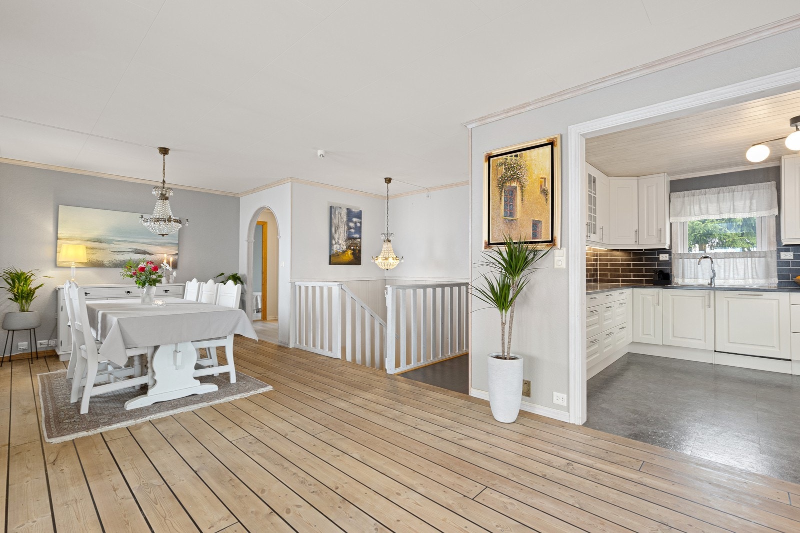 Fra spisestuen er det direkte tilgang til kjøkkenet. Galleribilde