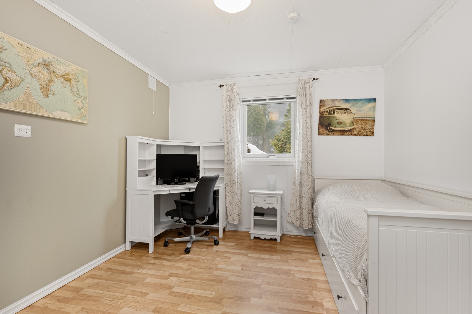 Plass til både seng og arbeidsstasjon i rommet med parkettgulv og lysmalte vegger. Galleribilde