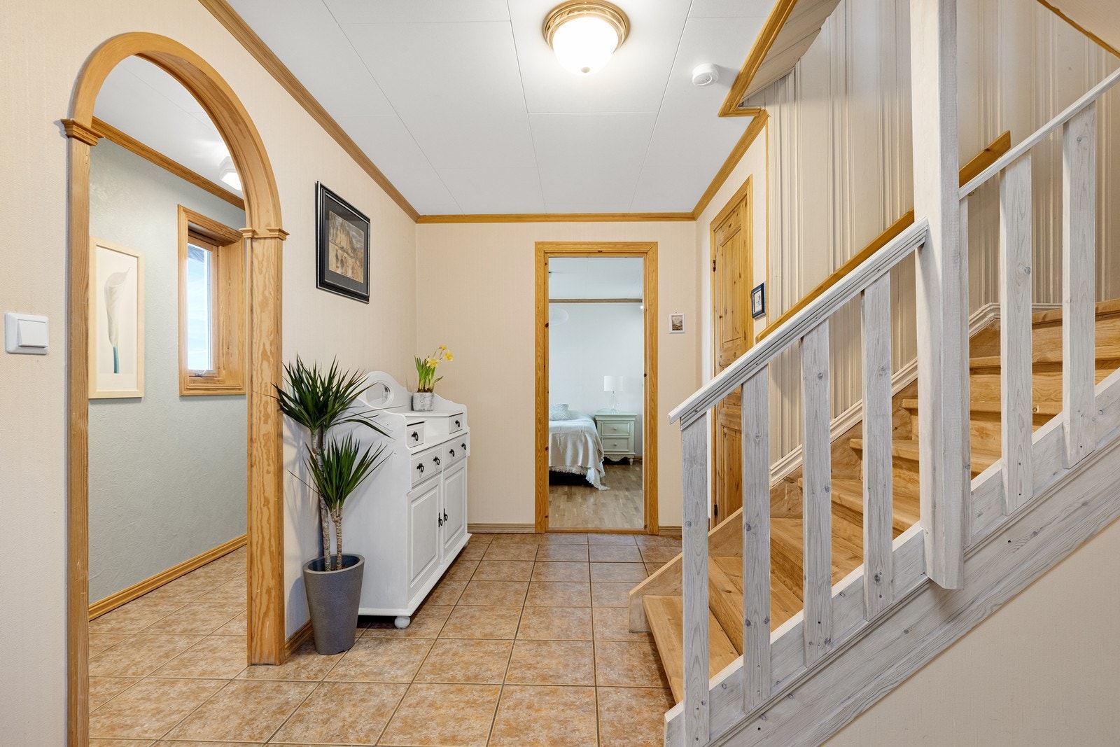 Flislagt gulv i entréen gir et praktisk og slitesterkt underlag. Trappen i tre gir enkel tilgang til andre etasje. Galleribilde