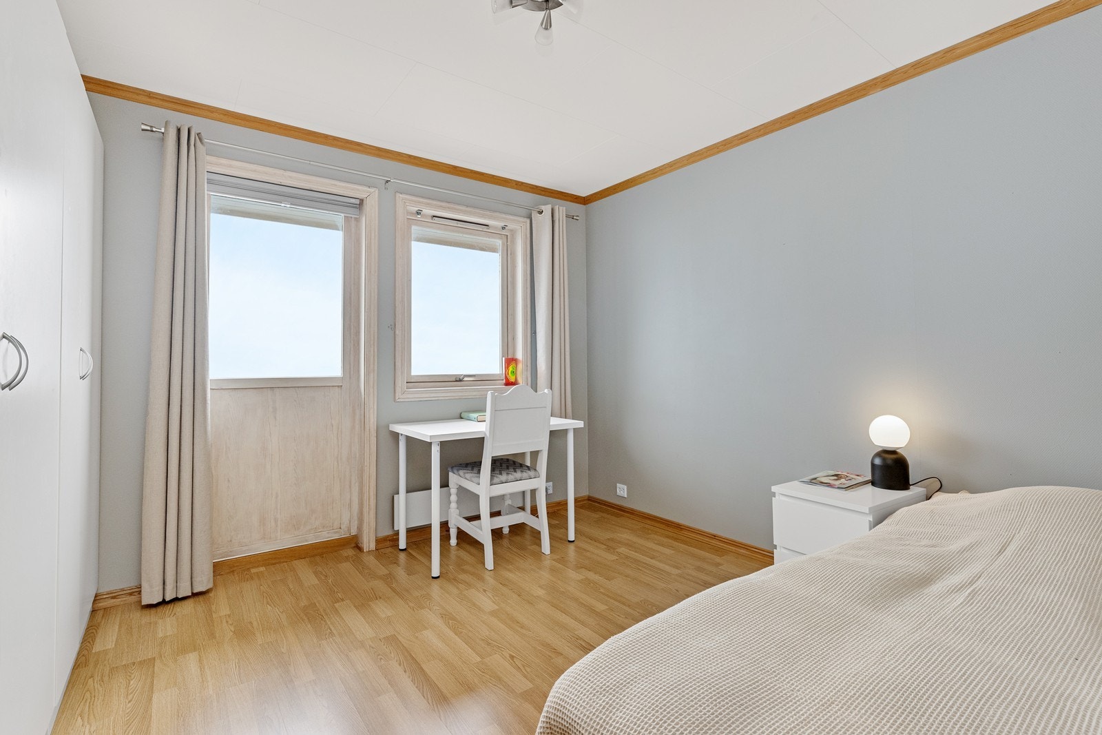 Parkettgulv og lyse vegger gir et lyst og romslig soverom. Galleribilde