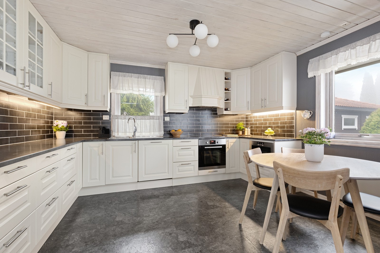 Integrerte hvitevarer som komfyr, mikro, og oppvaskmaskin er inkludert på kjøkkenet. Mye skap og benkeplass. Galleribilde