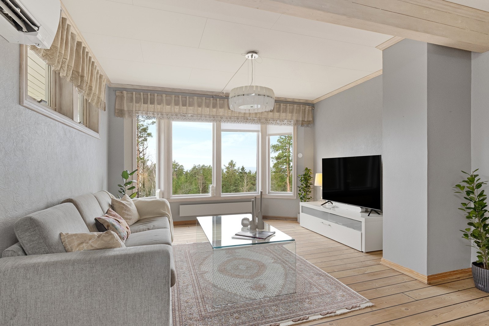 Luft/luft varmepumpe fra 2023 sikrer jevn temperatur i oppholdsrommet. Galleribilde