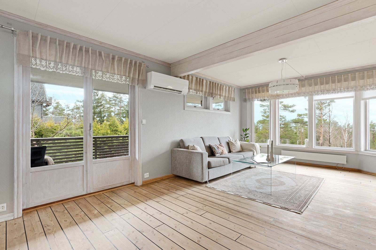 Store vindusflater gir godt utsyn og naturlig lysinnslipp i stuen. Galleribilde