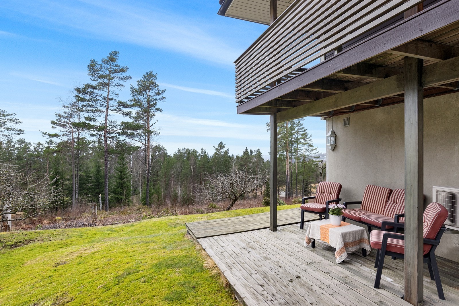 Markterrassen på ca 58 m2 har trykkimpregnerte gulvbord og ligger i tilknytning til hagen. Galleribilde