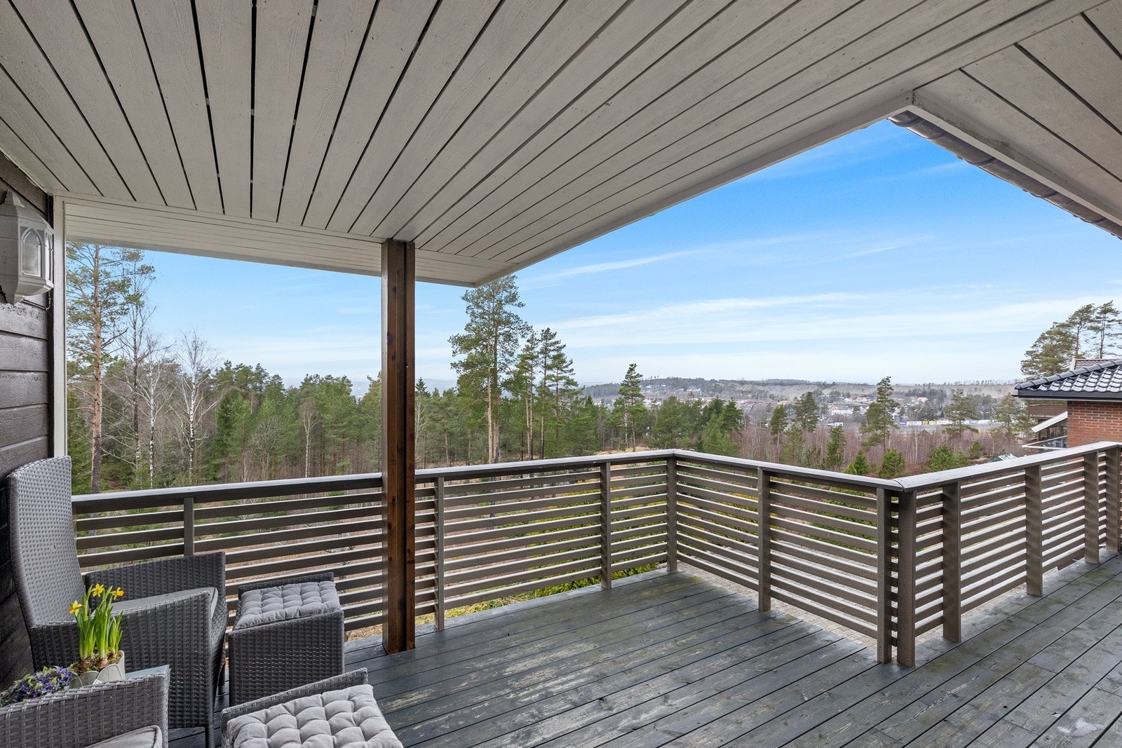 Stor flott terrasse med vakker utsikt. Galleribilde