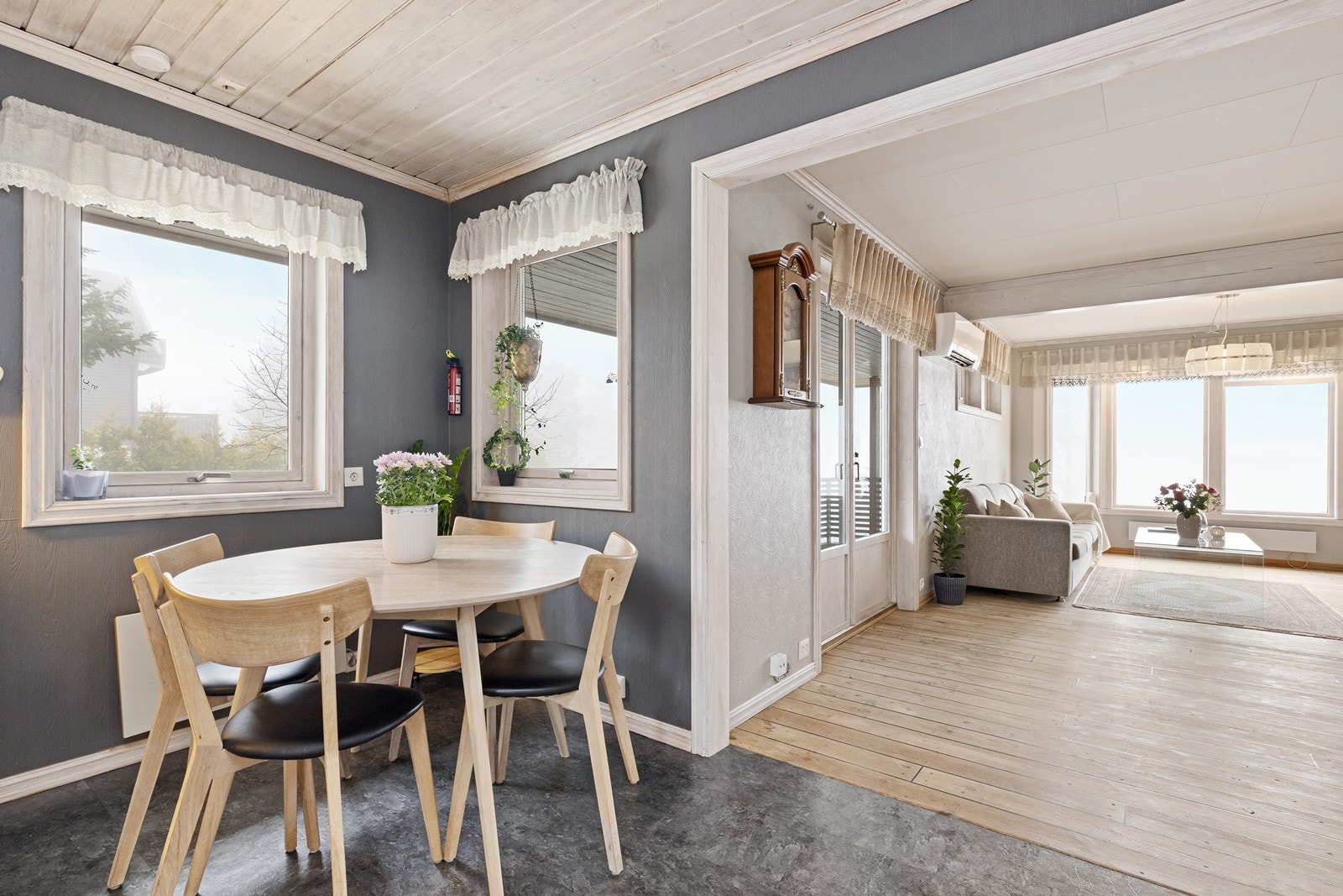 Spiseplass i tilknytning til kjøkkenet gir en naturlig overgang til stueområdet. Galleribilde