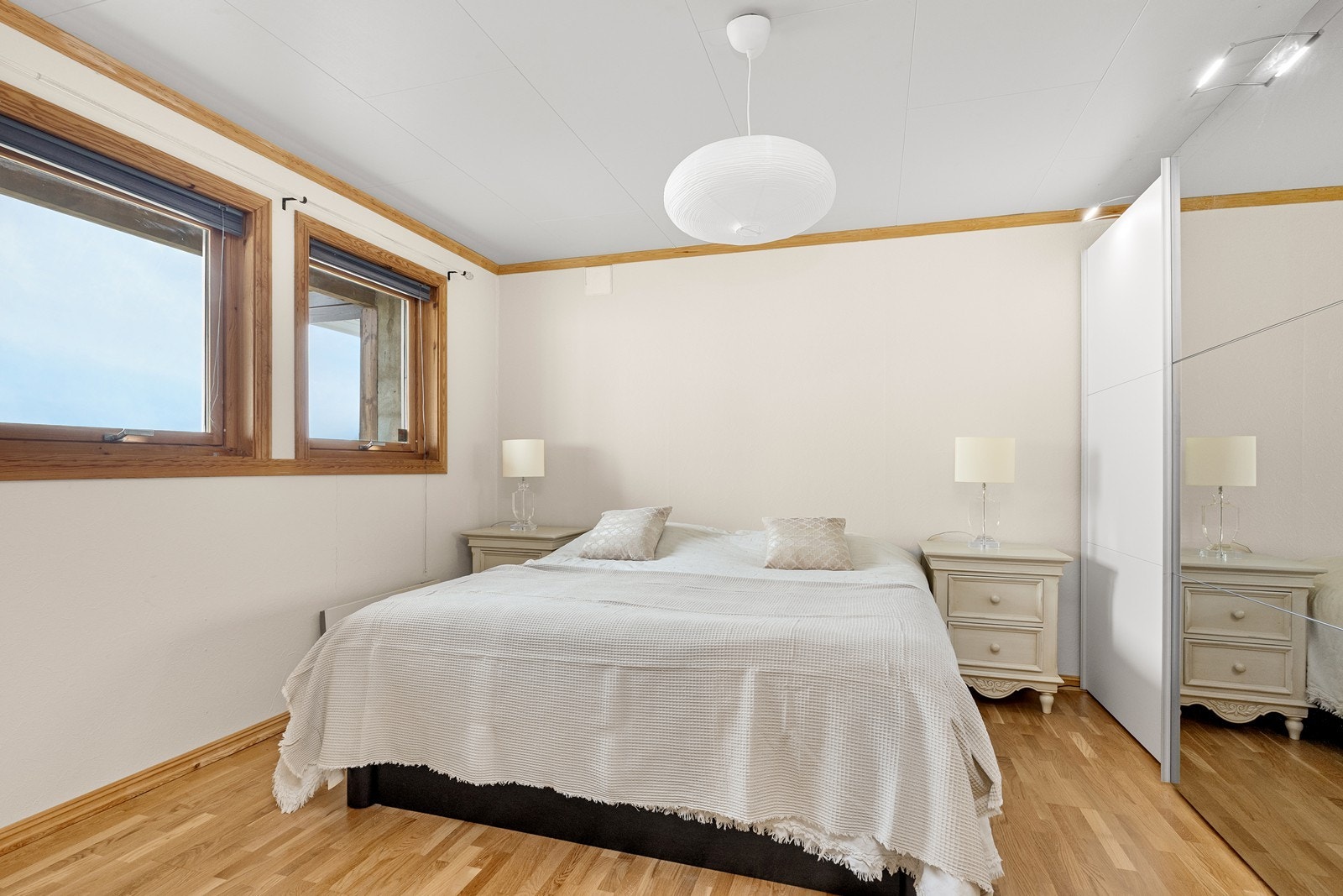 Plass til dobbeltseng og garderobe med skyvedører gir praktisk oppbevaring. Galleribilde