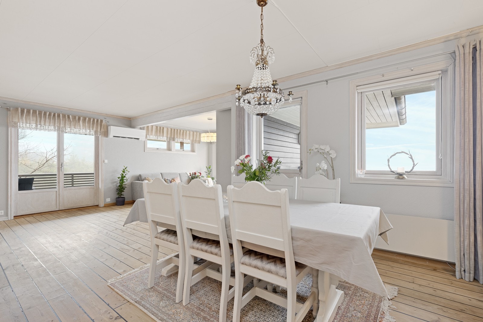 Plass til spisebord i tilknytning til oppholdsrommet, med utsyn mot grøntområde. Galleribilde