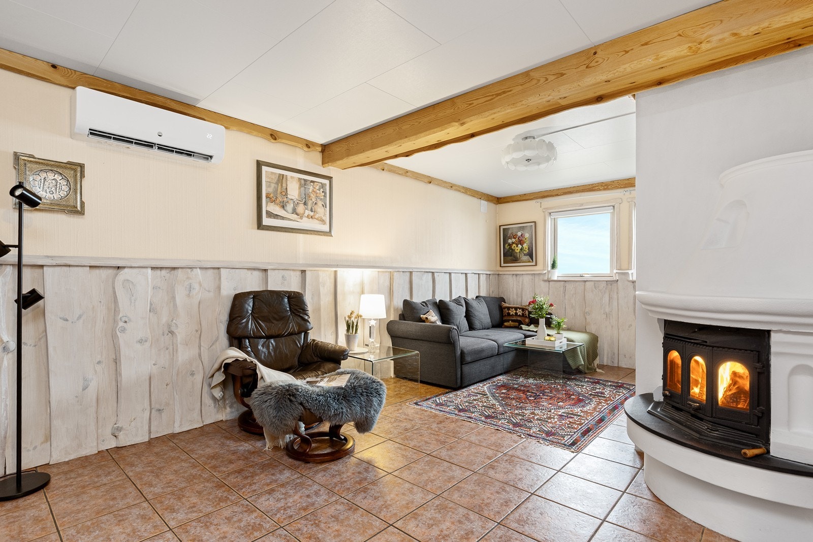 Vedovn i stuen gir behagelig varme og atmosfære. Galleribilde